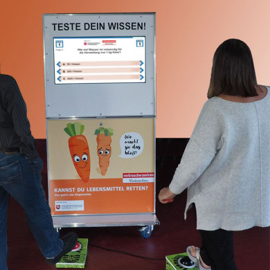 Zwei Spieler beim Wissens-Test mit Fuß-Buzzer